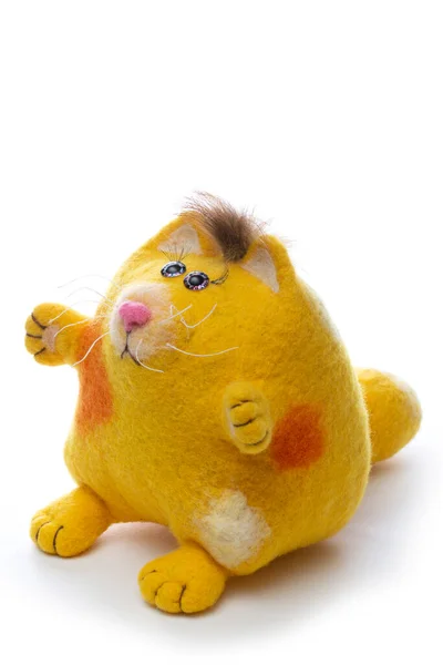경험많은 양모로 노란색 고양이 의부드러운 장난감 — 스톡 사진