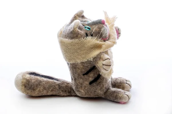 グレー猫 フェルトウール製の柔らかいおもちゃ — ストック写真