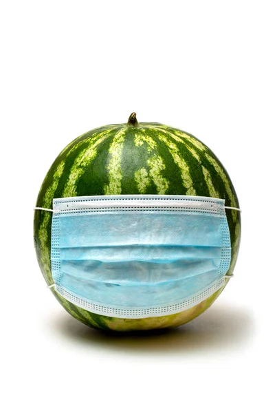 Einweg Schutzmaske Auf Grüner Reifer Wassermelone — Stockfoto