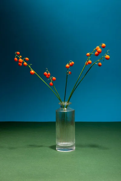 Nature Morte Avec Lis Des Baies Vallée Dans Vase Verre — Photo