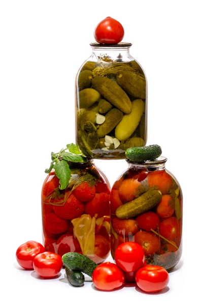 Gläser Mit Tomaten Und Gurkenkonserven Auf Weißem Hintergrund — Stockfoto
