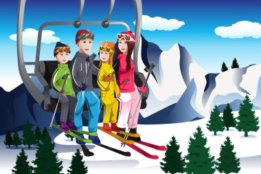 Aile Kayak ski lift üzerinde oturan gidiyor