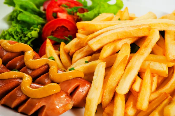 Kartoffeln Pommes und Wurst — Stockfoto