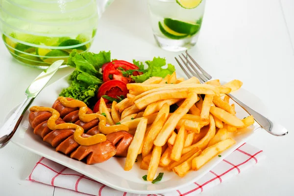 Patatas fritas y salchichas —  Fotos de Stock