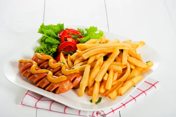 Kartoffeln Pommes und Wurst — Stockfoto