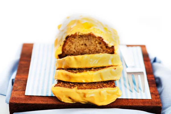 Торт с желтой глазурью — стоковое фото