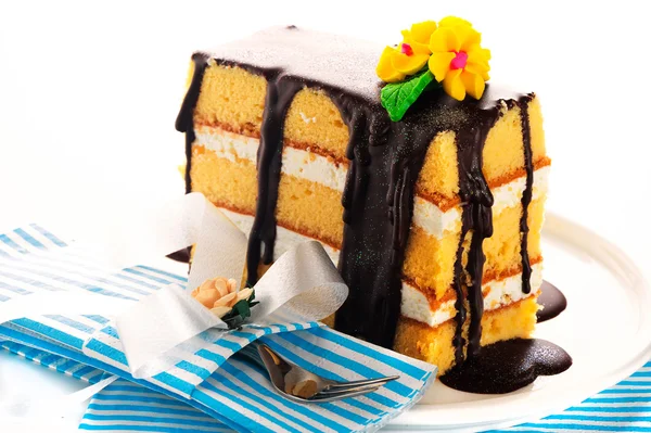 Gâteau au chocolat et fleur — Photo