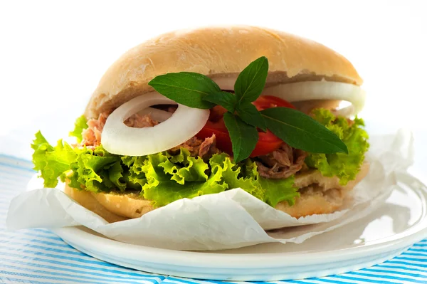 Сэндвич с тунцом — стоковое фото