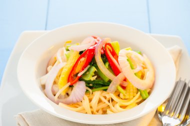 Baharatlı vejetaryen erişte