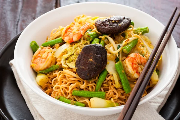 Fideos asiáticos al curry —  Fotos de Stock