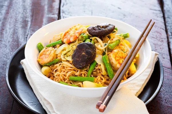 Fideos asiáticos al curry —  Fotos de Stock