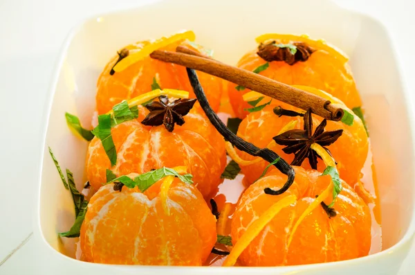 Mandarinas em xarope de especiarias — Fotografia de Stock