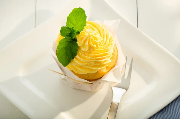 Lemon cupcake — Stock Photo, Image