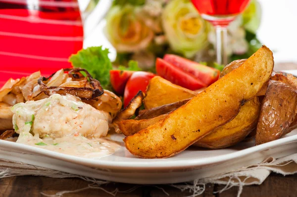 Potatoes chicken dish — Stock Photo, Image