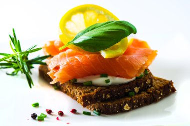 kanepeler füme somon ile