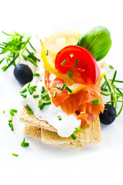 Canapes mit geräuchertem Lachs — Stockfoto