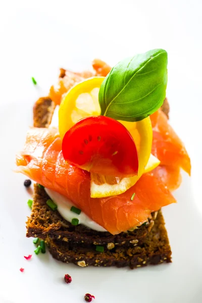 Canapes mit geräuchertem Lachs — Stockfoto