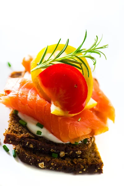 Canapés con salmón ahumado —  Fotos de Stock