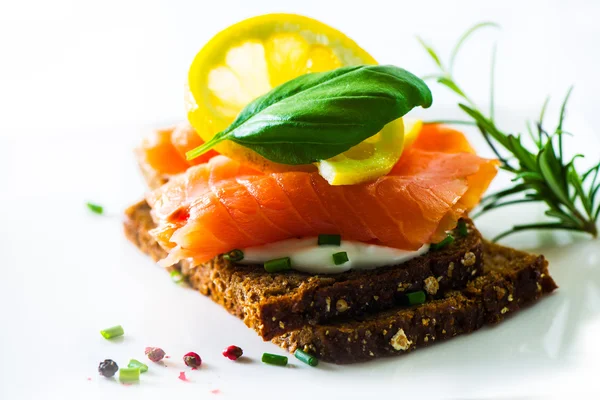 Canapés con salmón ahumado —  Fotos de Stock