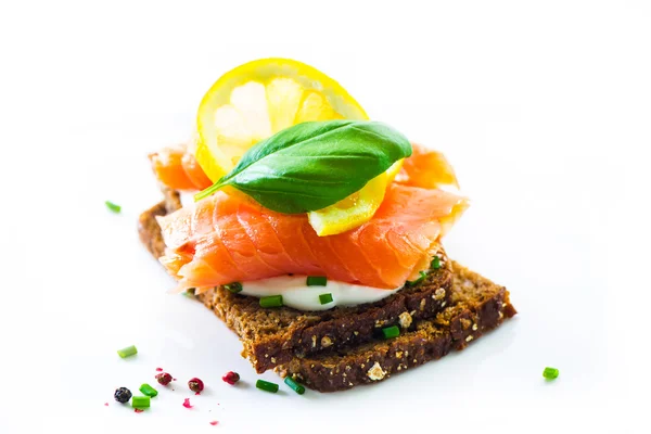 Canapes mit geräuchertem Lachs — Stockfoto