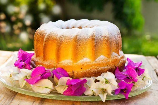 Torta de gugelhupf en el plato —  Fotos de Stock