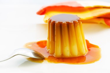 meyve ile karamelli puding