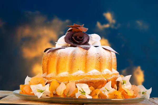 Gugelhupf cake on plate — Stock Photo, Image