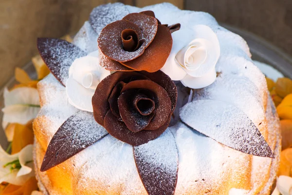 Gugelhupf cake on plate — Stock Photo, Image