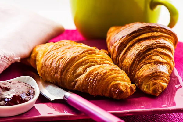 Pequeno-almoço croissant — Fotografia de Stock