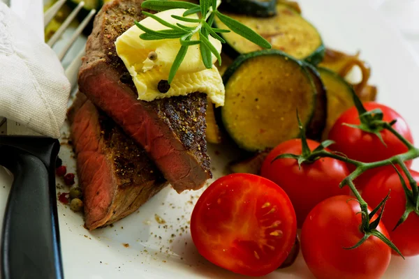 Steak with vegetables — Stock Photo, Image