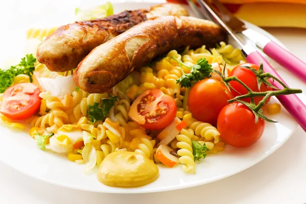 Korv och pasta sallad — Stockfoto