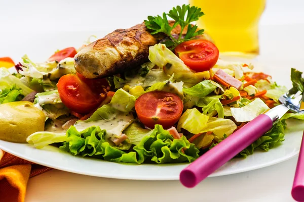 Ковбаса і салат — стокове фото