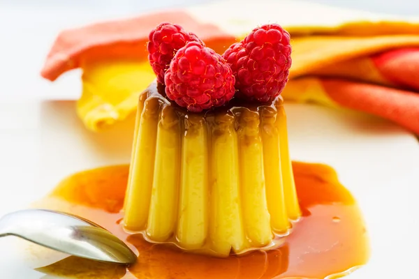 Pudim de caramelo com fruta — Fotografia de Stock
