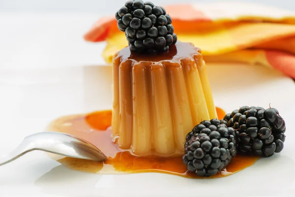 Karamel pudding met fruit — Stockfoto