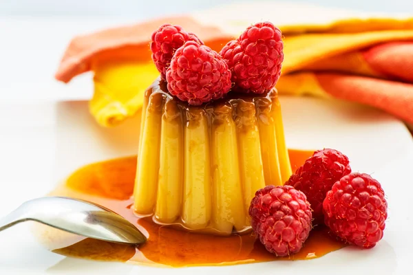 Karmelowy pudding z owocami — Zdjęcie stockowe