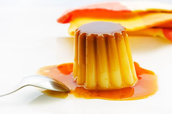 Karamel pudding met fruit — Stockfoto