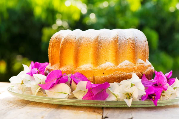 Torta de gugelhupf en el plato —  Fotos de Stock