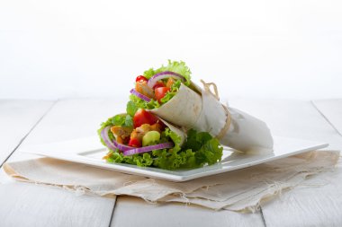 iki tavuk tortilla veya tacos