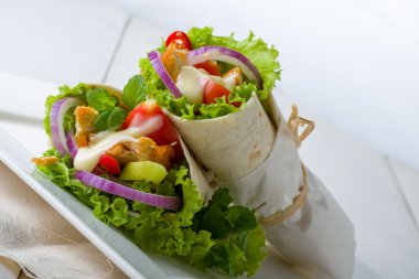 iki paket servisi olan restoran tavuk tortilla