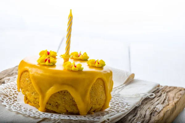 オレンジ、ニンジン、アーモンドの誕生日ケーキ — ストック写真