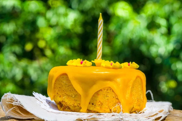 Delicioso bolo de aniversário de cenoura — Fotografia de Stock