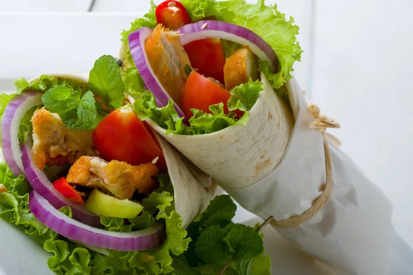 新鮮サラダ食材を使った鶏のトルティーヤ — ストック写真