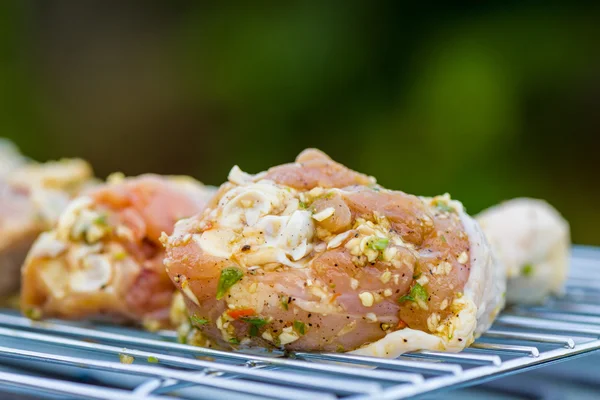 Kycklingklubbor på grillen — Stockfoto