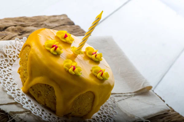 バニラアイスのトッピングで黄色の誕生日ケーキ — ストック写真