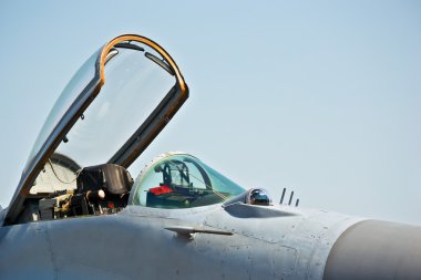 askeri jet uçağın yan görünüm