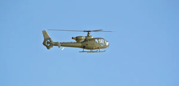 Helicóptero militar en vuelo — Foto de Stock