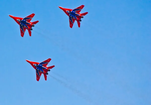 Os strizi da Força Aérea Russa participam do Festival Aéreo de Belgrado 2012 da Sérvia — Fotografia de Stock