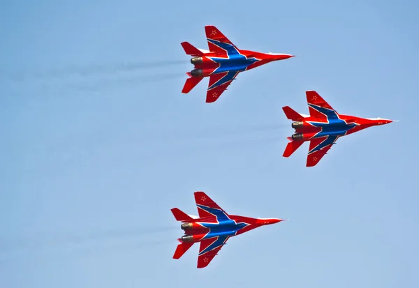 Det ryska flygvapnet strizi deltar i 2012 Serbien Belgrad air festival — Stockfoto
