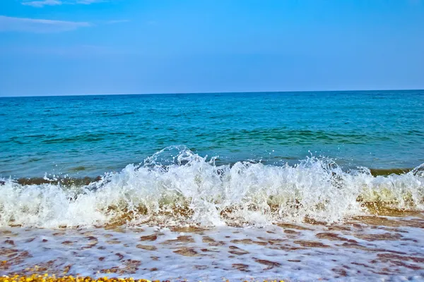 Vague de mer éclaboussure sur la plage de sable — Photo