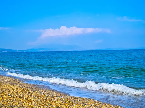Морська хвиля бризкає на пляжному піску — стокове фото